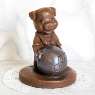 Фигура шоколадная "Поросёнок с игрушкой"  8,5 см 100 гр. 